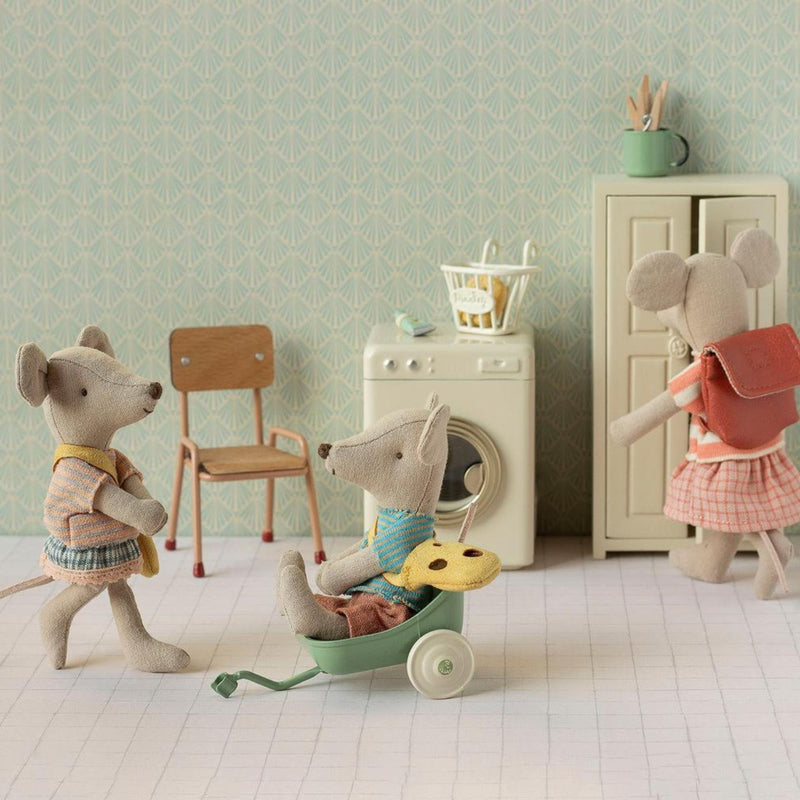 Little Sister Mouse with Bag, Magnet Hands